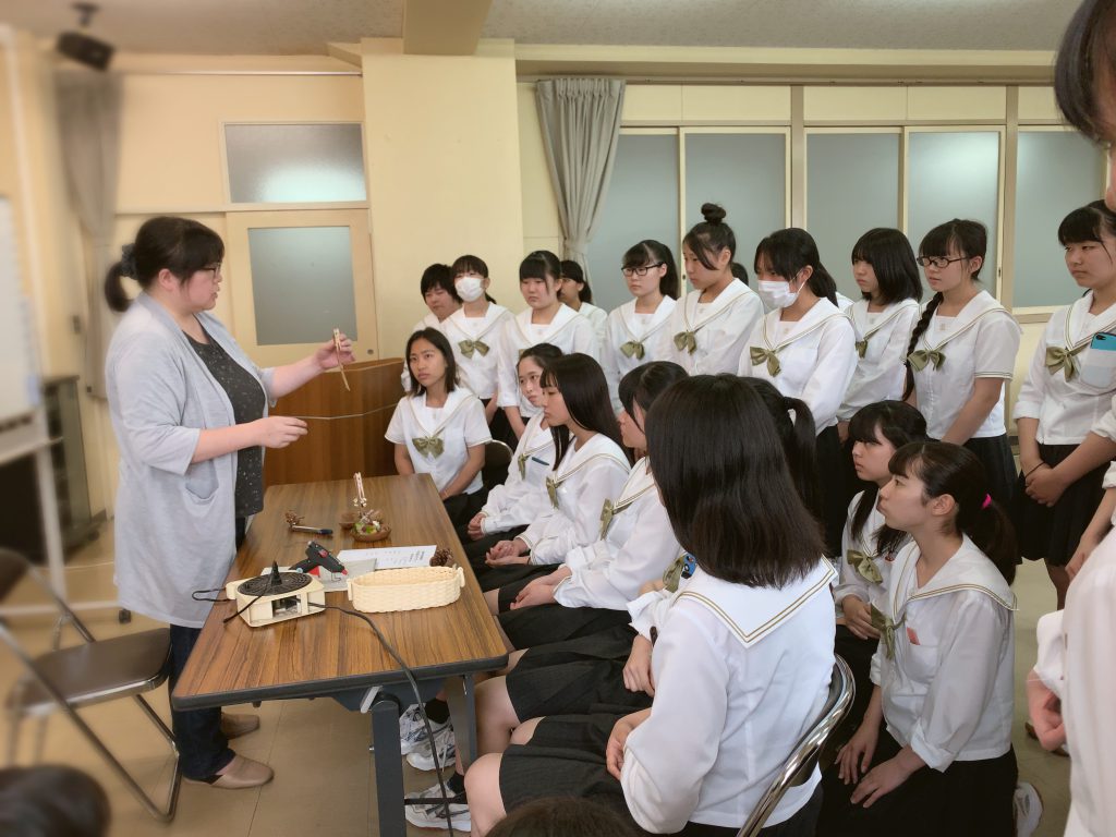 家庭部◇校内講習会「木の実クラフト」